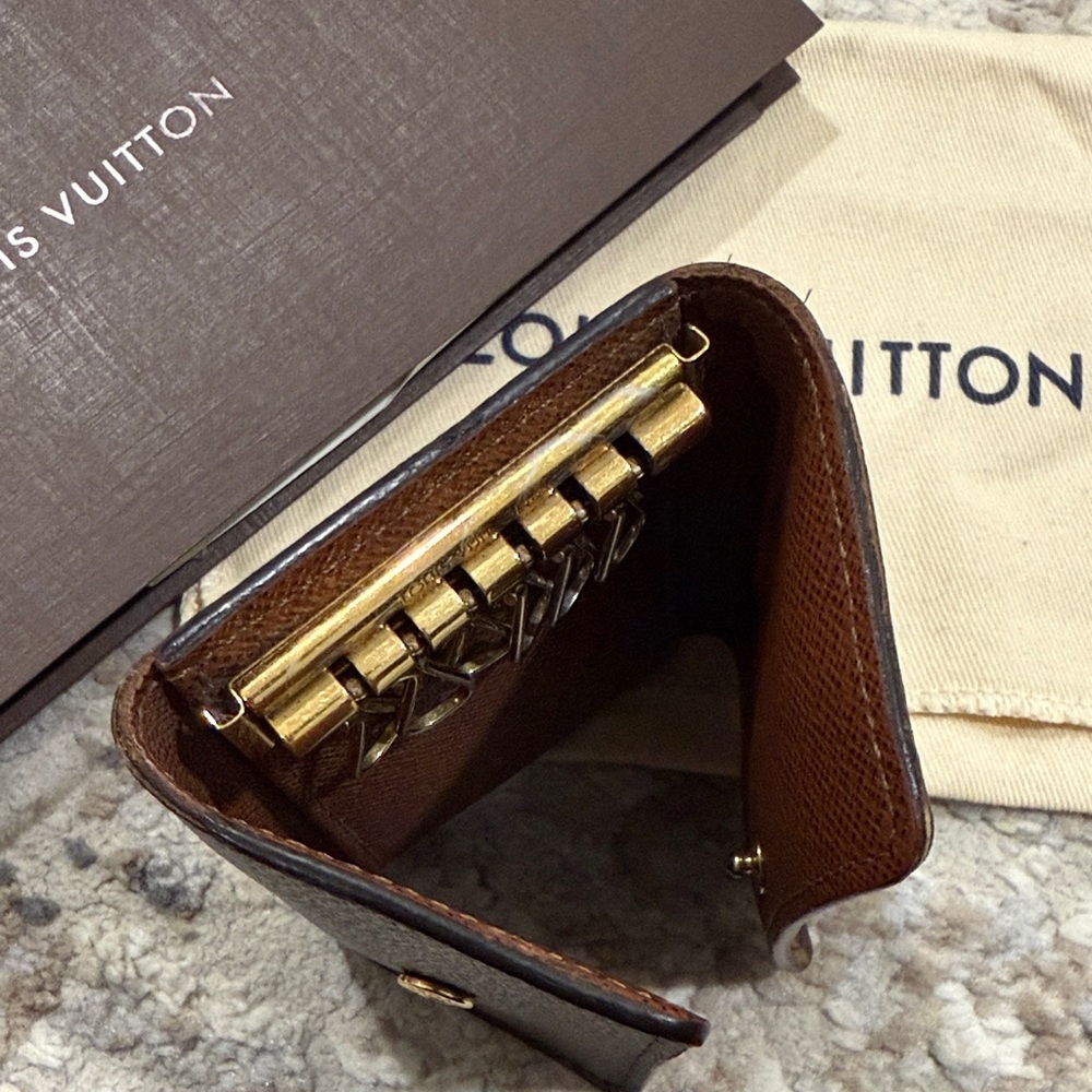 Louis Vuitton 6 Key Holder - Picture 4 of 13